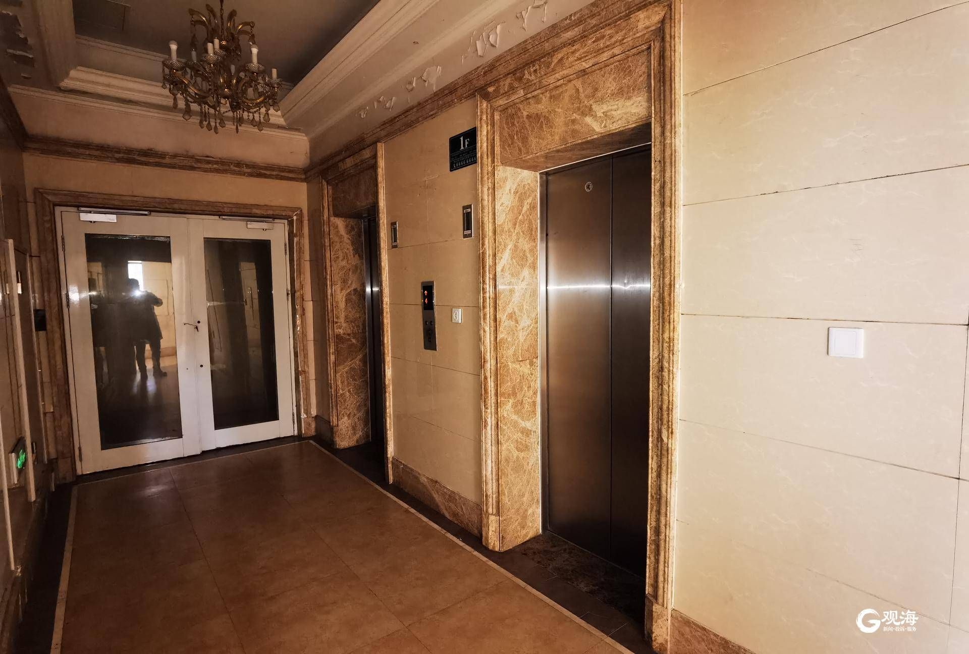 两部电梯一部停摆居民真草鸡了物业也倒苦水近半数居民不交维修费