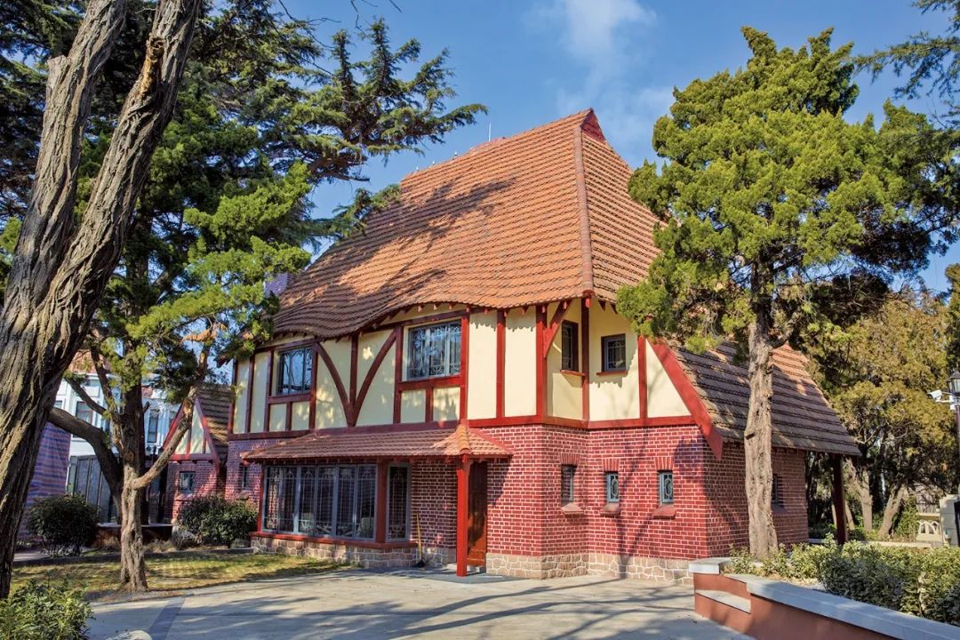 漫步太平角,多处别墅群错落有序,据统计那里现存建筑220余处,文物建筑