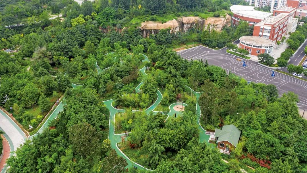 处于崂山区中心城区核心地带,占地面积约2020亩,是金家岭金融聚集区的