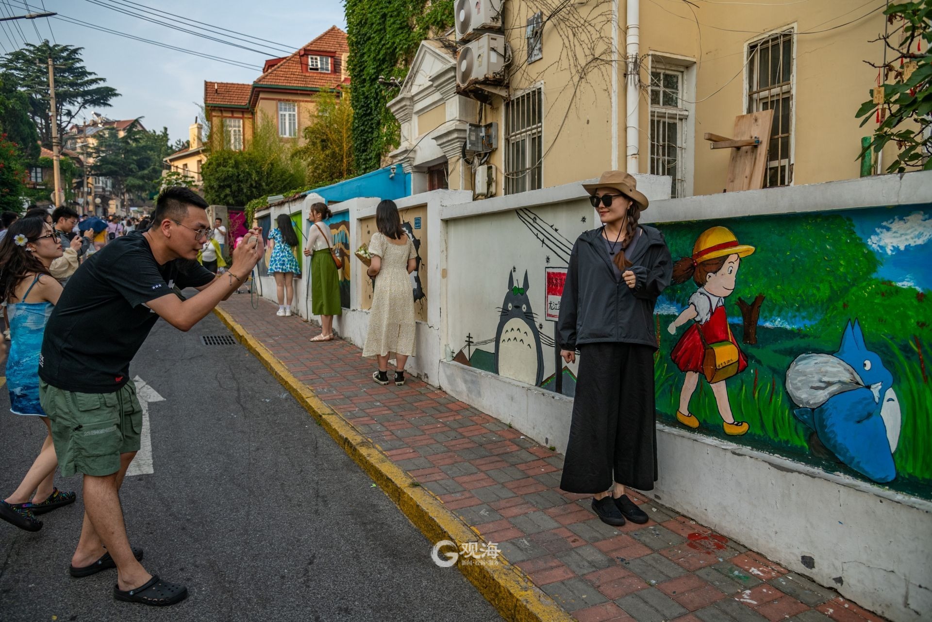 "打卡"龙江路,墙体彩绘假期"引力"十足